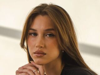 camgirl fingering shaved pussy AmelinaBrauberg