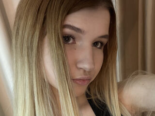 naughty cam girl fingering shaved pussy AraPosey