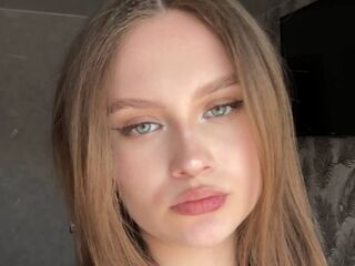 naughty cam girl fingering shaved pussy CarylonPreis