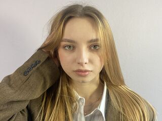 masturbating camgirl ChariseKuhnke