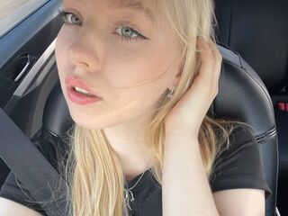 camslut topless DaisyMonro