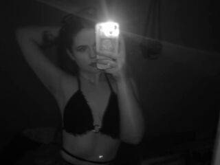 nude camgirl pic DoloresHuesing