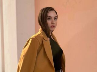 camgirl fingering wet pussy KiaraFlowers