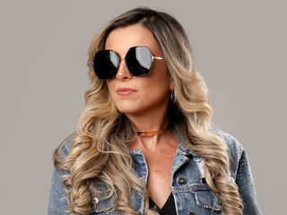 girl topless KiaraMoraes