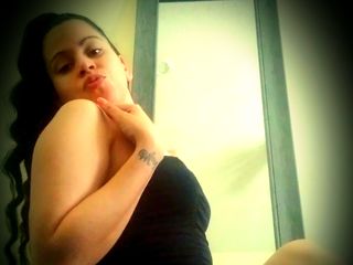 camwhore masturbating with sextoy LatinaChampagne