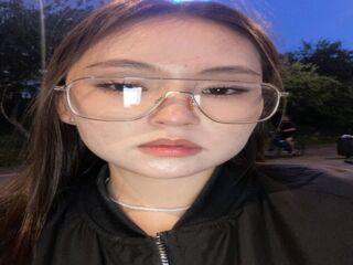 camgirl fingering bald pussy LauriMoradel