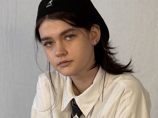 naked girl with cam fingering LeannMolineaux