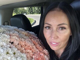 naughty cam girl fingering shaved pussy LipaWild