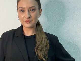 camwhore masturbating with dildo LyndaEstle