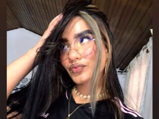 camgirl fingering shaved pussy MadissonVerdez