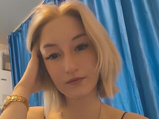 naked camgirl fingering pussy VedaLakes