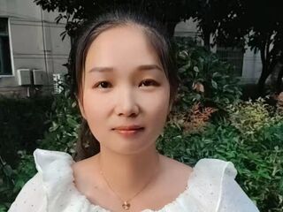 cam girl playing with vibrator Yingmeizi